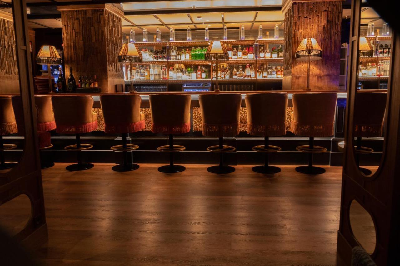 Bless Hotel Madrid - The Leading Hotels Of The World Exterior foto The bar at the restaurant