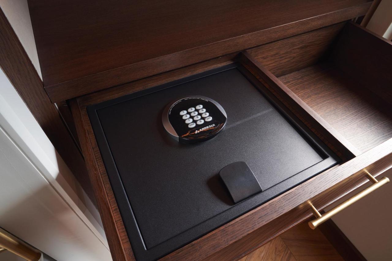 Bless Hotel Madrid - The Leading Hotels Of The World Exterior foto A safe in a hotel room