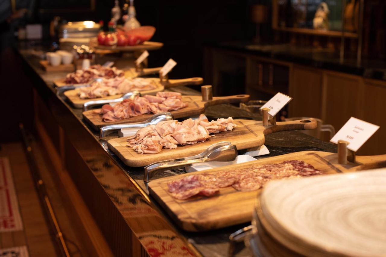 Bless Hotel Madrid - The Leading Hotels Of The World Exterior foto A buffet at a restaurant